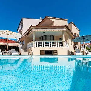 https://villa-allegria.in-istria.net