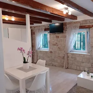 https://studio-makala.hotels-in-trogir.com