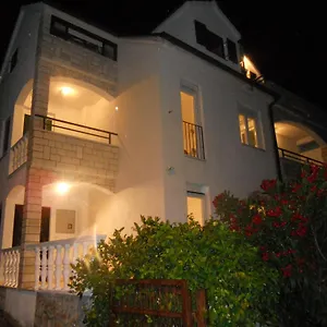 Yvonne , Trogir Horvátország